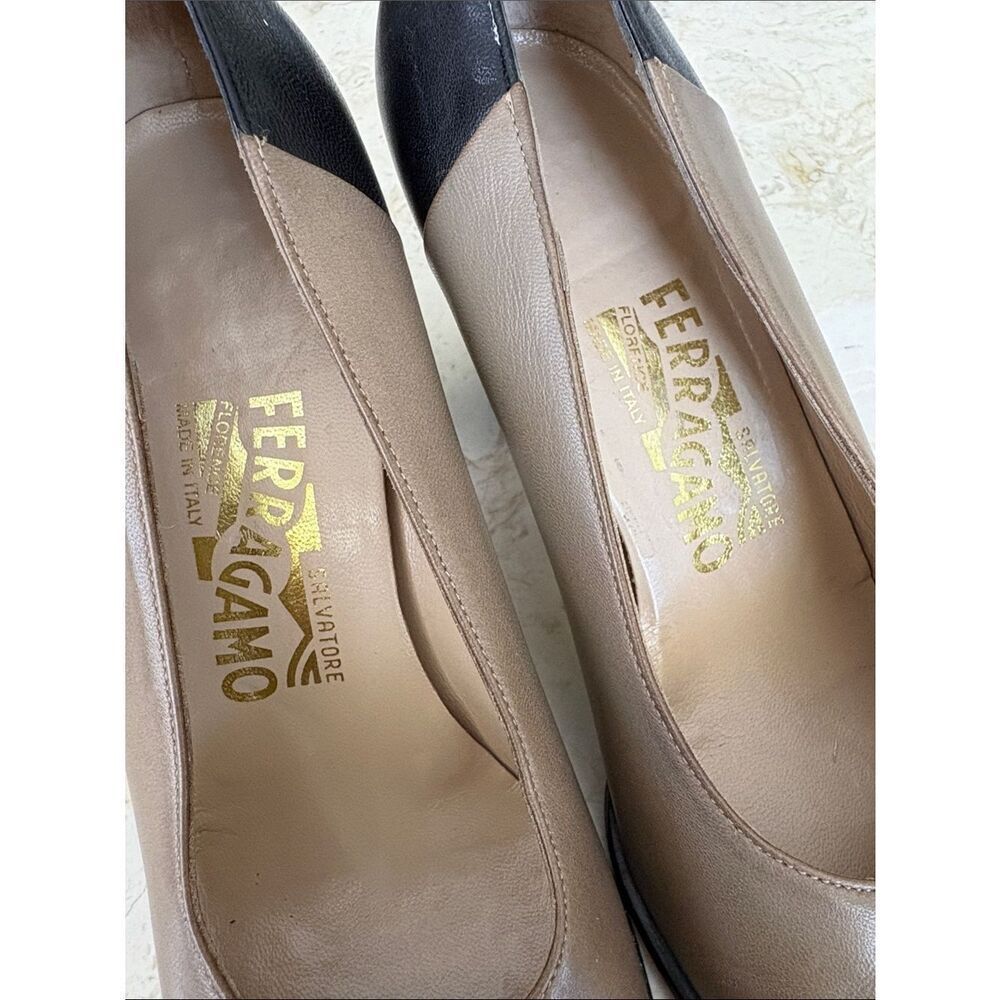 Vintage Salvatore Ferragamo Taupe & Black Leather Pumps – Made in Italy / 7B - Picture 10 of 13